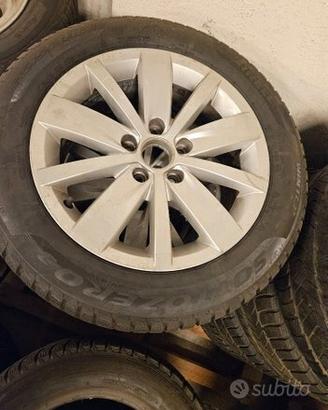 Cerchi lega VW Passat Gomme invernali Pirelli 215 