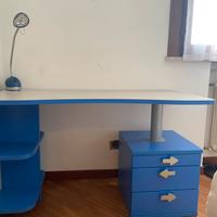 Scrivania cameretta con cassetti e ripiani