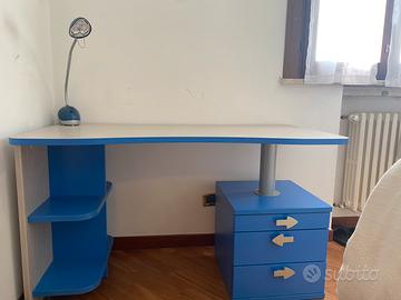 Scrivania cameretta con cassetti e ripiani