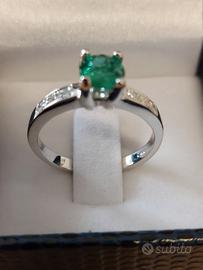Anello in oro bianco 18 K. Smeraldo e 6 diamanti