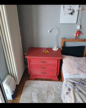 comodino dipinto di rosso 3 cassetti