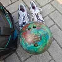 palla e scarpe da bowling 