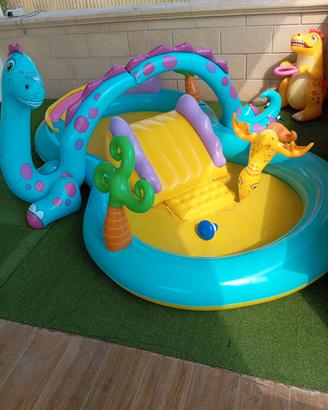 piscina con scivolo 
