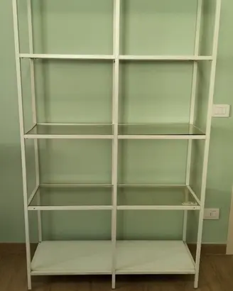 Scaffale in metallo bianco con ripiani in vetro