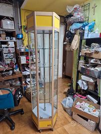 vetrina in vetro con ruote 