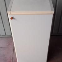 mobiletto in legno . piccolo mobile colore bianco