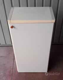 mobiletto in legno . piccolo mobile colore bianco