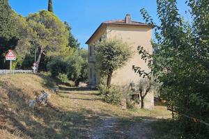 Casale e terreno a taizzano no agenzia