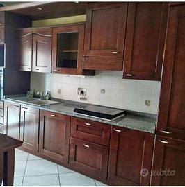 Cucina in legno con elettrodomestici