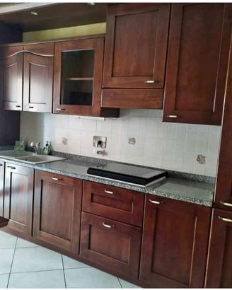 Cucina in legno con elettrodomestici