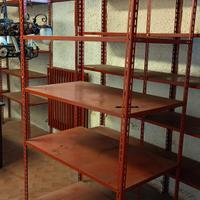 scaffale con ripiani ampi