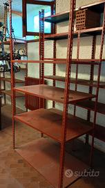 scaffale con ripiani ampi