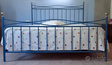 Letto matrimoniale in ferro  con rete a doghe