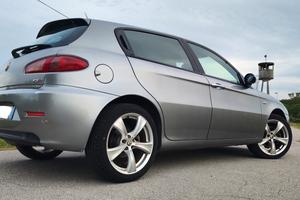 Alfa Romeo 147 JTD 150cv Q2 (BELLA)