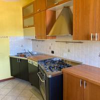 Cucina completa di forno e lavastoviglie