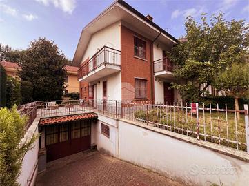 VILLA A SCHIERA A ALPIGNANO