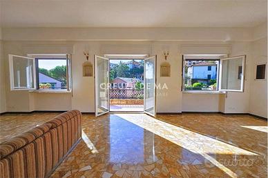 Villa di 450 m² con più di 5 locali e posto auto a