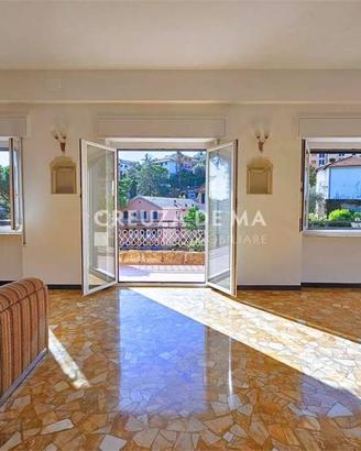Villa di 450 m² con più di 5 locali e posto auto a