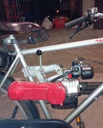 Bicicletta con motore a scoppio