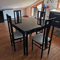 Tavolo nero con 6 sedie e tinello