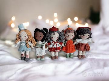 Bambole amigurumi fatte a mano – altezza 20 cm