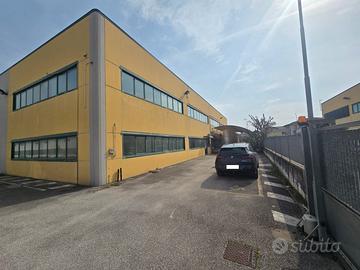 Ufficio indipendente con parcheggio auto