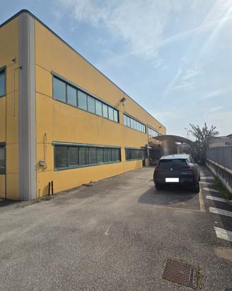 Ufficio indipendente con parcheggio auto