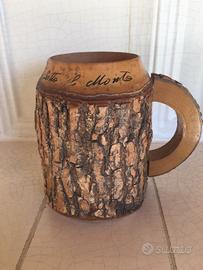 Boccale di birra intagliato su tronco