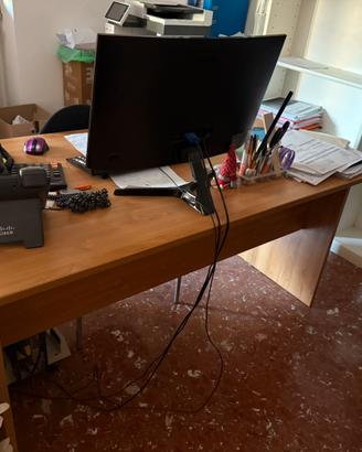 N. 2 scrivanie con relative cassettiere