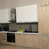 cucina completa e salone con divano