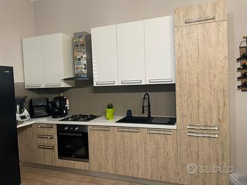 cucina completa e salone con divano