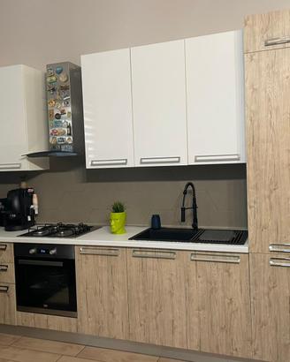 cucina completa e salone con divano