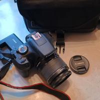 Canon 2000D con obiettivo e borsa