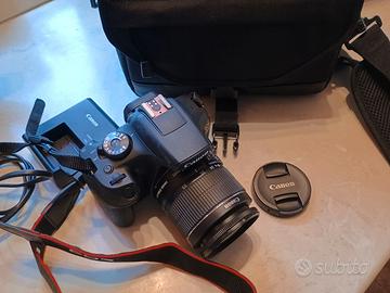 Canon 2000D con obiettivo e borsa