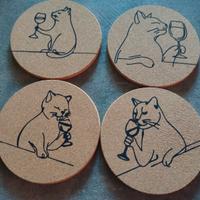 Sottobicchieri in sughero gatti con calici di vino