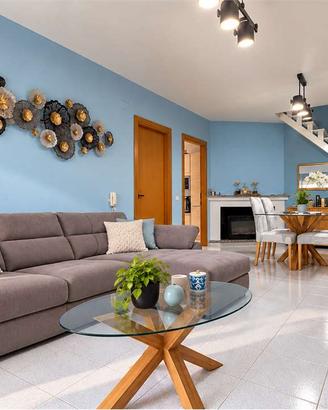 Casa indipendente con cortile e garage.