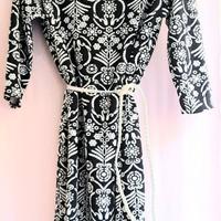 Abito corto fantasia bianco, nero in viscosa .