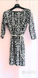 Abito corto fantasia bianco, nero in viscosa .