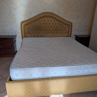 camera da letto con comodini, armadio e materasso