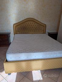 camera da letto con comodini, armadio e materasso