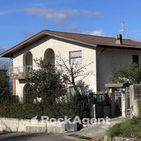 Casa indipendente con ampia corte e terreni - Basc