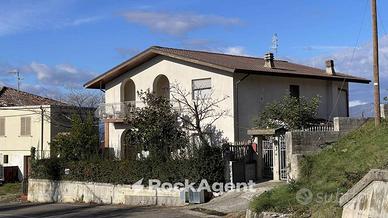 Casa indipendente con ampia corte e terreni - Basc