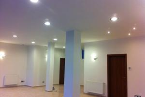 Locale vetrinato di 93mq e canna fumaria