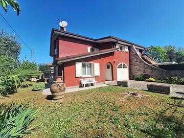 BELLA VILLA IN BIFAMILIARE