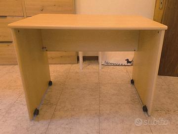 Scrivania completa di sedia 