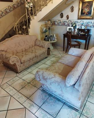 Due divani classici 2 posti  
