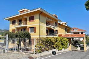 3 LOCALI A DIANO MARINA