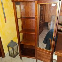 Coppia di vetrinette in legno