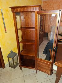 Coppia di vetrinette in legno