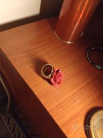 anello dorato con rosa rossa